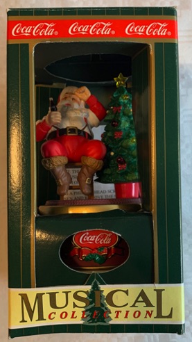 3012-1 € 27,50 coca cola muziekdoos opdraaibaar kersmtan zittend bij boom.jpeg